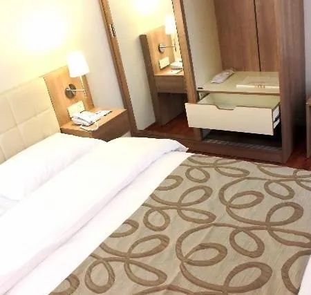 ホテル B-suites & Wellness ゲブゼ